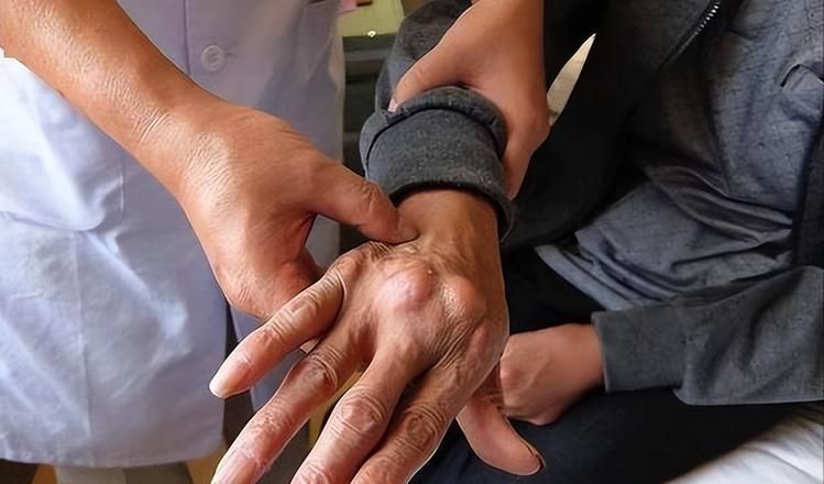 高尿酸人群吃橘子注意事项_吃什么水果可以降尿酸_橘子果糖对尿酸的影响