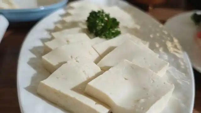 可以降尿酸的水果有哪些？哈佛发现4种食物，常吃控酸又防痛风